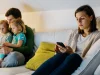 Pasas-demasiado-tiempo-frente-al-móvil-delante-de-tus-hijos-wide_webp