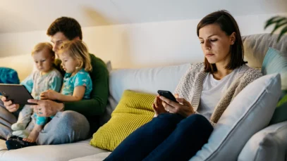 Pasas-demasiado-tiempo-frente-al-móvil-delante-de-tus-hijos-wide_webp