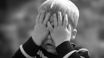 hijo-llora-ir-al-colegio-causas-como-ayudarlos-despedirse-sin-llantos-wide_webp