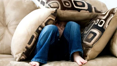 vamos-dale-un-beso-al-tio-el-fin-del-beso-obligado-como-acto-de-educacion-wide_webp