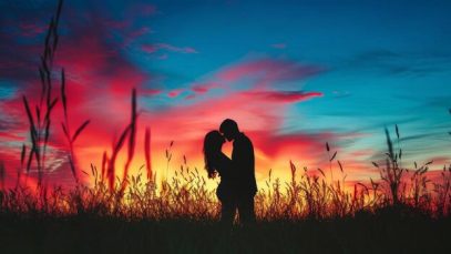ai-generated-a-couple-s-passionate-kiss-under-a-vibrant-sunset-love-igniting-in-the-twilight-free-photo